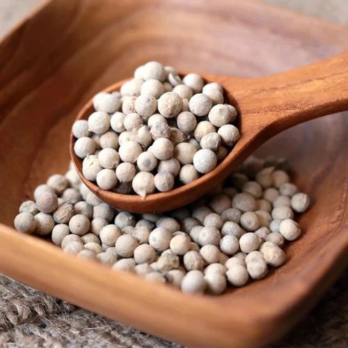 Dry Creamy White Pepper Seeds